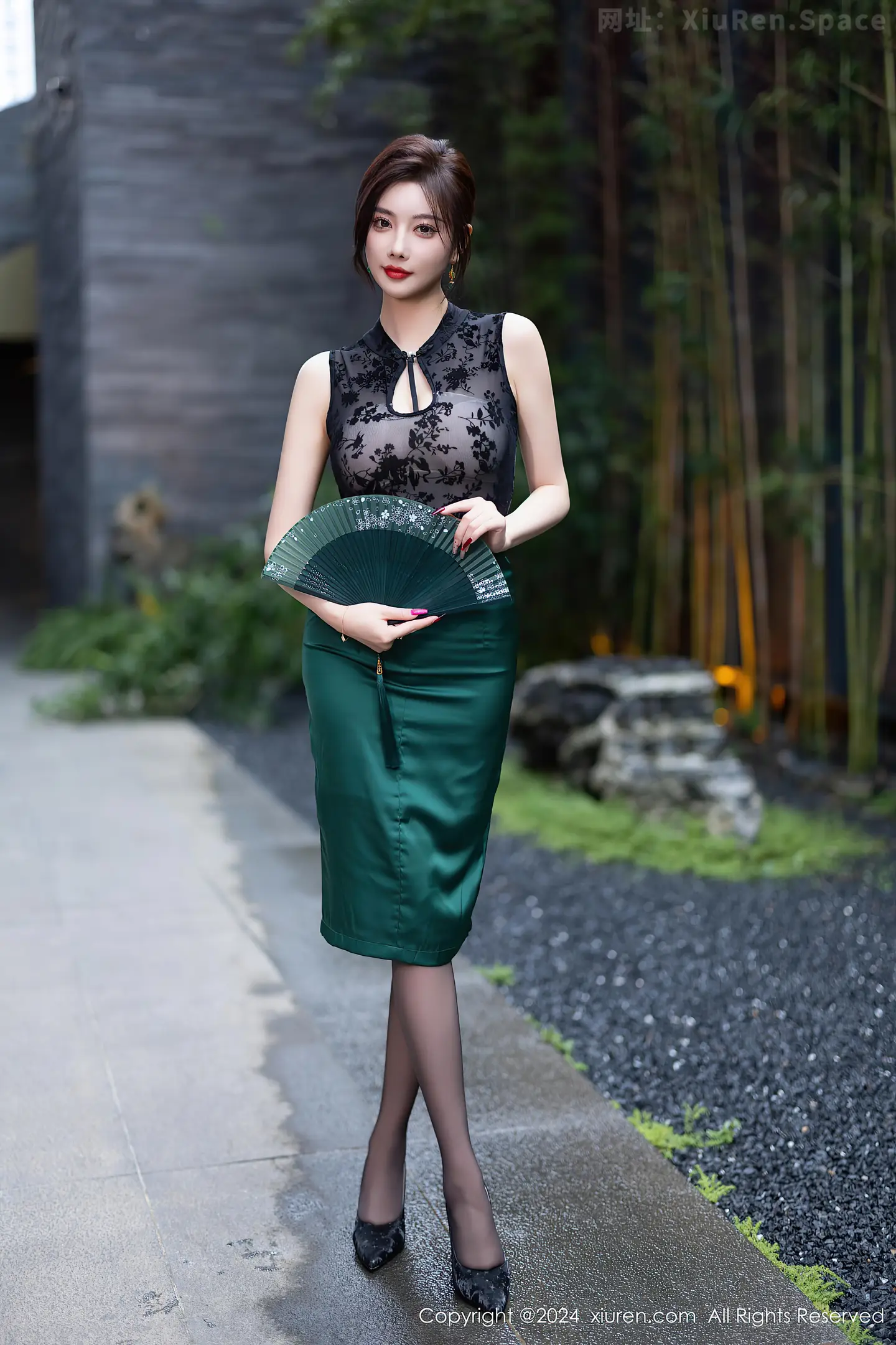 图片[5]-[XiuRen秀人网] VOL.9384 女神杨晨晨Yome性感黑色蕾丝内衣配黑丝袜秀丰腴身材完美写真80P-秀人网官方网站